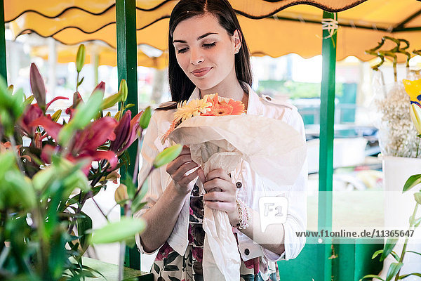 Weibliche Touristin mit Blumenstrauss am Marktstand  Split  Dalmatien  Kroatien