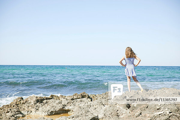 Mädchen schaut aufs Meer hinaus  Apulien  Italien