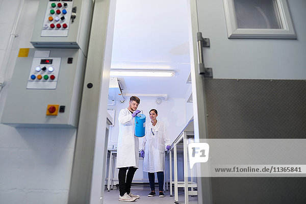 Blick durch die Tür der Wissenschaftler im Labor