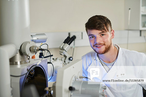 Portrait von Wissenschaftlern im Labor  die lächelnd in die Kamera schauen
