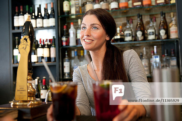 Barkeeper serviert Getränke im Pub  London