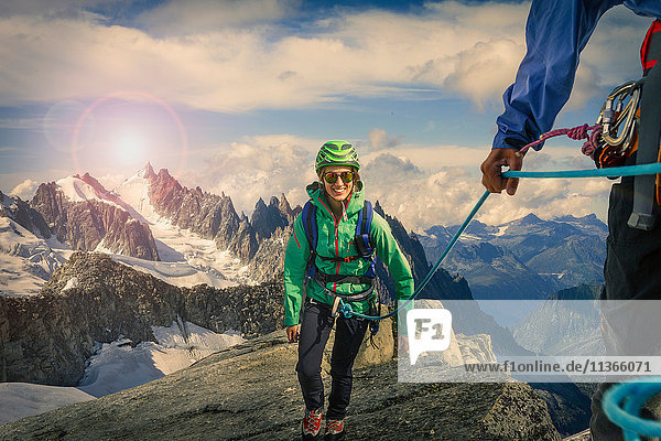 Kletterndes Paar klettert den Grat am Mont Savoie  Frankreich