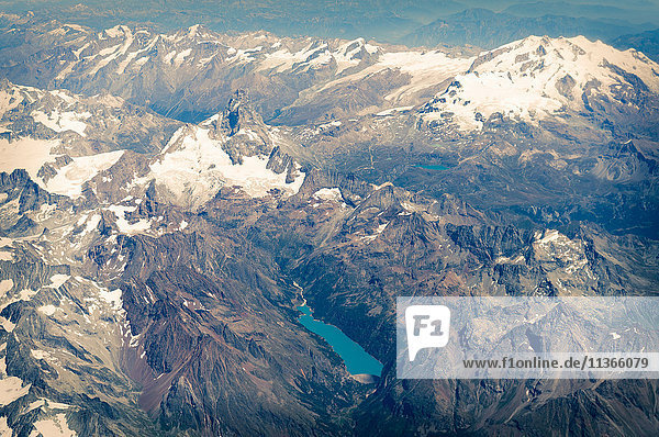 Luftaufnahme der Schweizer Alpen mit dem Rosa-Massiv rechts und dem Matterhorn links  Schweiz