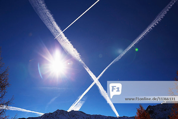 Dampfspuren am Himmel  Schluderns  Südtirol  Italien