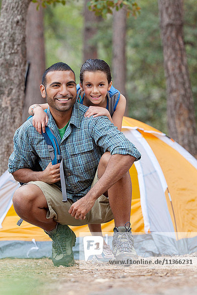 Porträt eines jungen Mannes und eines Mädchens  die im Wald zelten  Sedona  Arizona  USA