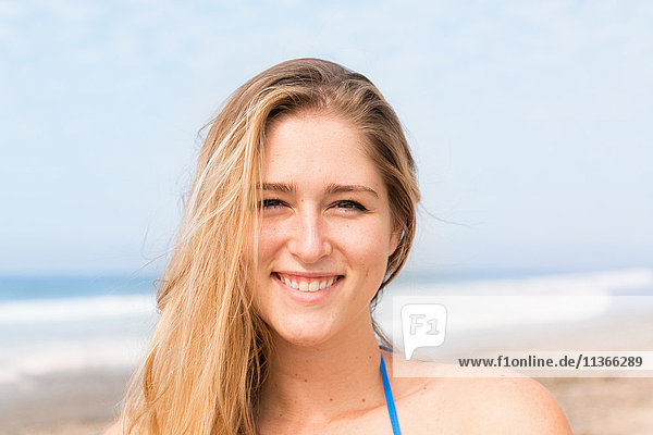 Glückliche junge Frau am Strand
