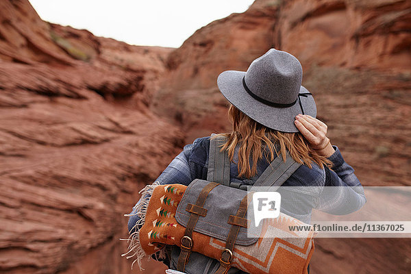 Frau beim Wandern  Rückansicht  Page  Arizona  USA