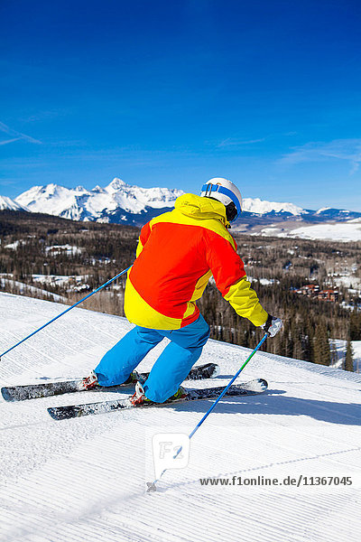 Skifahrer  Skiabfahrt  Rückansicht