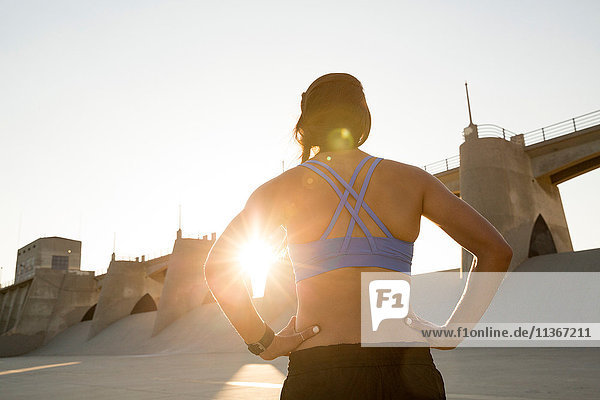 Weibliche Sportlerin bei Sonnenuntergang  Van Nuys  Kalifornien  USA