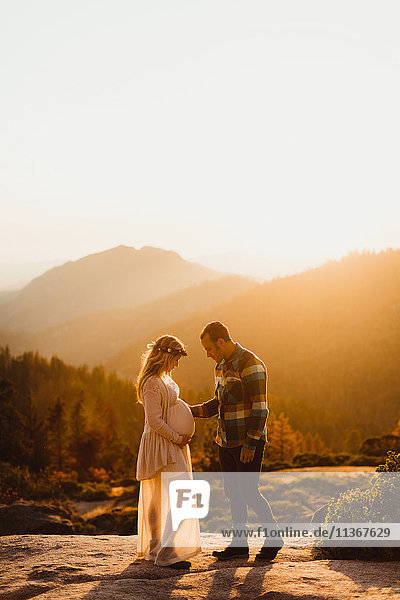Schwangeres Paar in den Bergen  Sequoia-Nationalpark  Kalifornien  USA