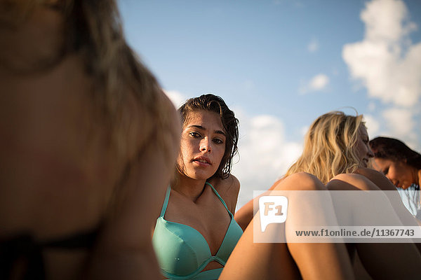Junge Frau und Freunde entspannen an der Küste  Santa Rosa Beach  Florida  USA