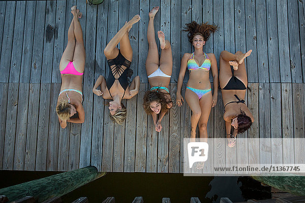 Porträt von fünf Frauen in Bikinis auf dem Pier liegend  Santa Rosa Beach  Florida  USA