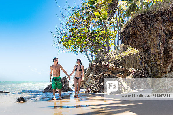 Junges Paar beim Strandspaziergang  Taiba  Ceara  Brasilien