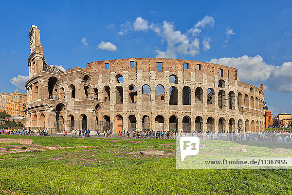 Touristen im Kolosseum  Rom  Italien