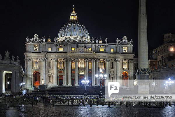 Beleuchtete Kathedrale und Säule auf dem Petersplatz,  Rom,  Italien