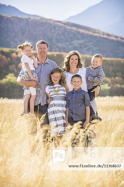 USA  Utah  Provo  Familie mit drei Kindern (4-5  6-7  8-9) stehend im Feld
