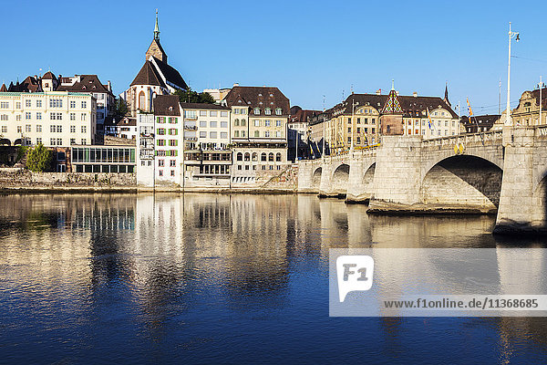 Schweiz  Basel  Basel-Stadt  Häuser am Rhein und Steinbrücke