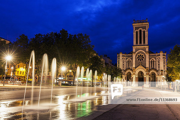 Frankreich  Auvergne-Rhone-Alpes  Saint-Etienne  Kathedrale Saint-Charles-de-Borrome bei Nacht