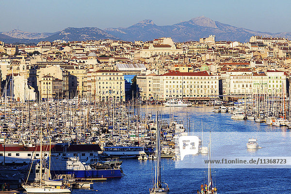 Frankreich  Provence-Alpes-Cote d'Azur  Marseille  Stadtbild mit Vieux port - Alter Hafen