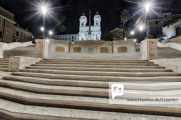 Spanische Treppe mit beleuchteter Kirche bei Nacht  Piazza di Spagna  Rom  Italien
