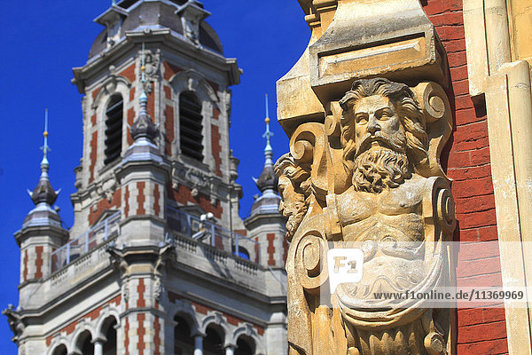 Frankreich  Nordostfrankreich  Lille  Detail einer Fassade und Glockenturm der Industrie- und Handelskammer
