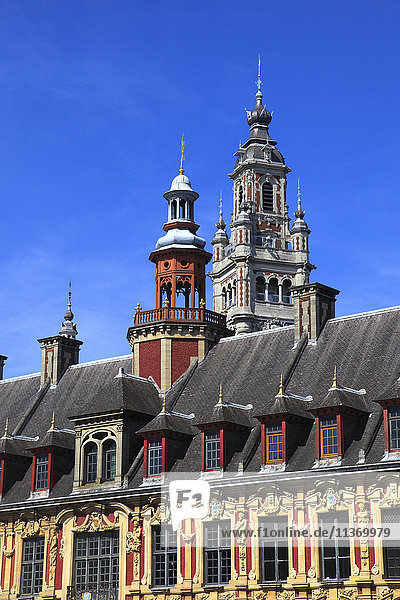 Frankreich  Nordostfrankreich  Lille  General De Gaulle Platz  alte Börse. Hintergrund : Glockenturm der Industrie- und Handelskammer