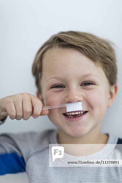 Porträt eines Jungen mit Zahnbürste
