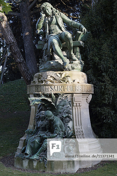 Frankreich  Paris  5. Bezirk. Jardin des plantes. Die Statue von Bernardin de Saint-Pierre (der Autor von Paul und Virginie und der Gartenvorsteher im Jahre 1792). Bildhauer: Louis Holweck ( 1909)