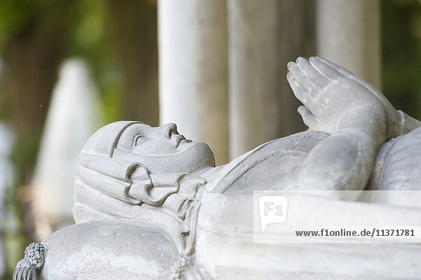Frankreich  Paris 20. Bezirk. Pere Lachaise Friedhof. Grab von Heloise und Abelard. Die liegende Statue von Heloise von Argenteuil (1092-1164)
