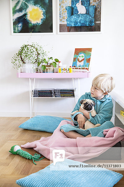 Junge mit Hund sitzend