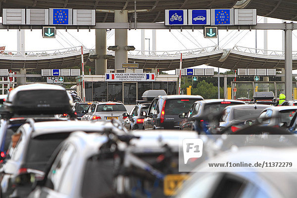 Frankreich  Stau am Zoll  Grenze im Eurotunnelgebiet auf der französischen Seite. Engländer kommen aus dem Urlaub nach Hause.