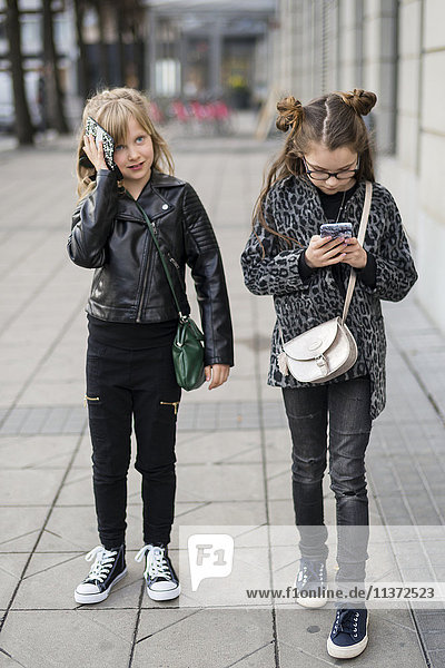 Mädchen mit Handys