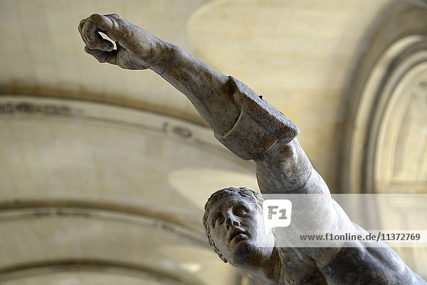 Frankreich  Paris  Detail einer Marmorstatue eines antiken Soldatenarmes im Louvre-Museum