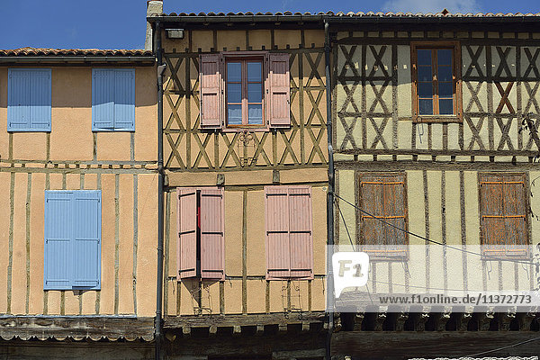 Frankreich  Ariege  drei mittelalterliche Fachwerkfassaden in Mirepoix. Grüne und violette Fensterläden
