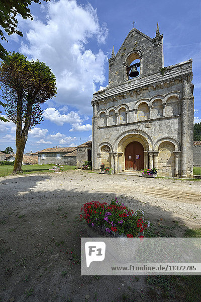 Frankreich  Gironde  vertikale Ansicht der Kirche von Tauriac. Pflanzgefäß im Vordergrund