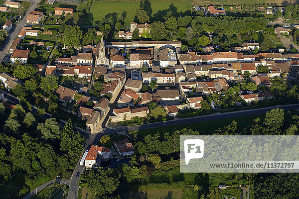 Frankreich  Südfrankreich  Luftaufnahme der Stadt Villefranche du Queyran