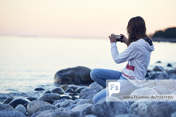 Teenager-Mädchen fotografiert auf See