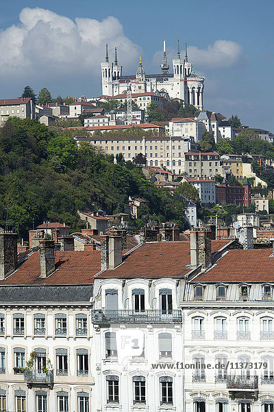 Frankreich. Lyon. Fassaden der Gebäude Kai Fulchiron und die Basilika Notre-Dame of Fourviere