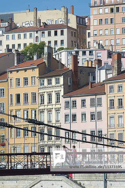 Frankreich. Lyon. Die Fußgängerbrücke Saint Vincent an der Saone und die Fassaden des Kais Saint Vincent