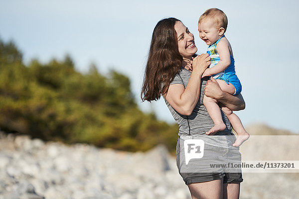 Mutter mit kleiner Tochter auf See