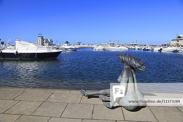 Portugal  Algarve. Faro. Statue im Hafen.