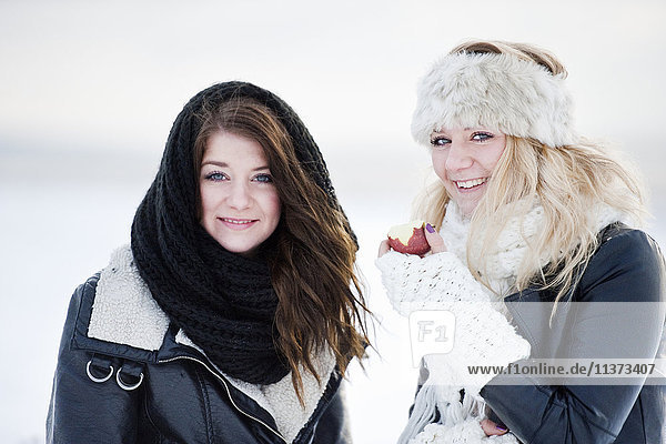 Zwei Frauen in warmer Kleidung  Blick in die Kamera