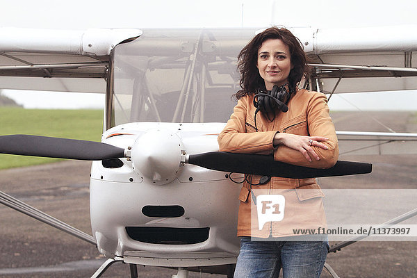 Pilotin vor ihrem Ultraleichtflugzeug.