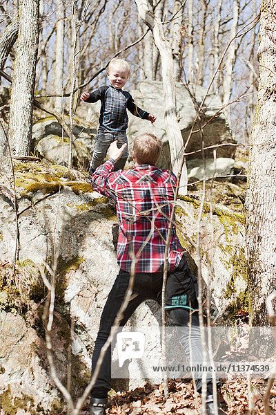 Vater und Sohn spielen im Herbstwald