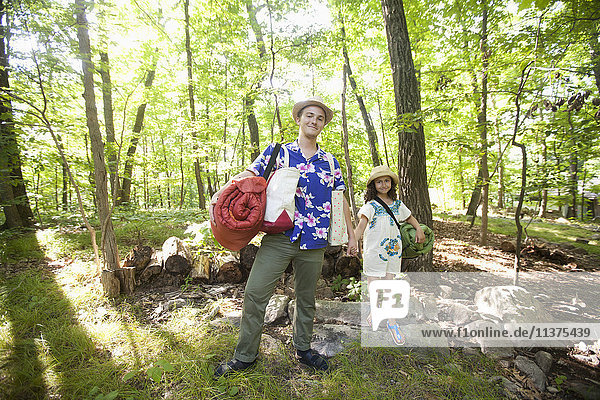 Kaukasischer Vater und Tochter tragen Taschen in der Kabine