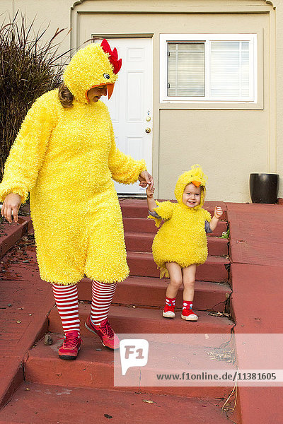 Kaukasische Mutter und Tochter in Hühnerkostümen