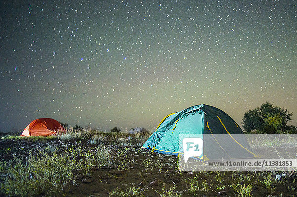 Campingzelte unter dem Sternenhimmel