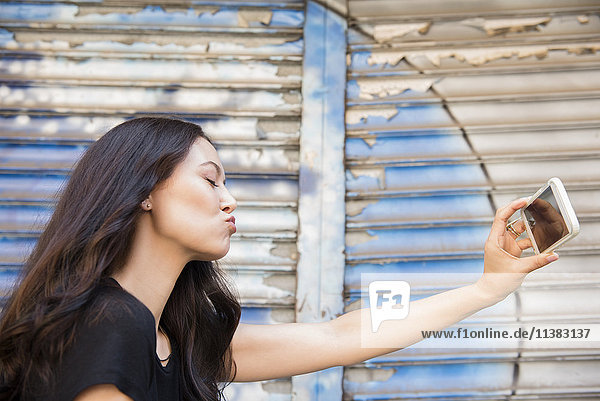 Thailändische Frau knutscht für Handy-Selfie