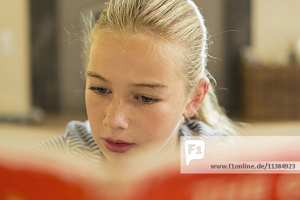 Kaukasisches Mädchen liest Buch