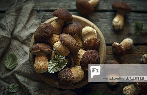 Schale mit Pilzen auf Holztisch